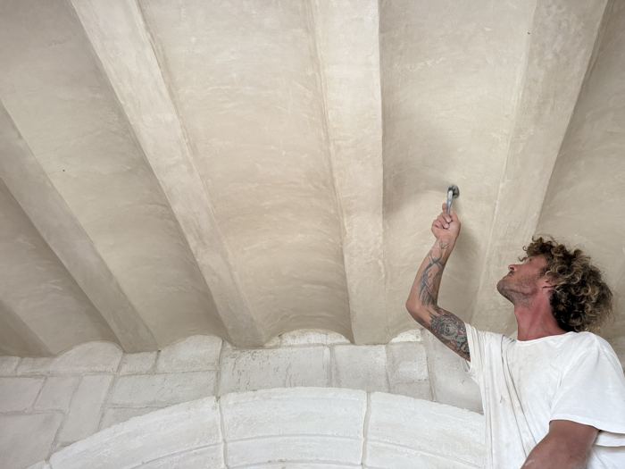 Applying lime plaster to a vaulted ceiling