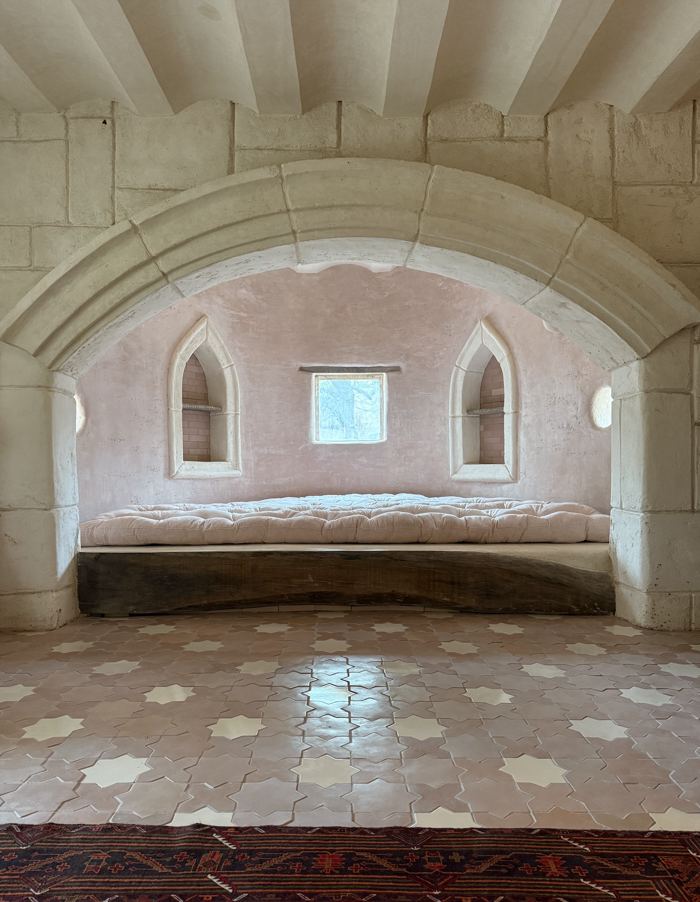Pink tadelakt vaulted alcove with built-in bed