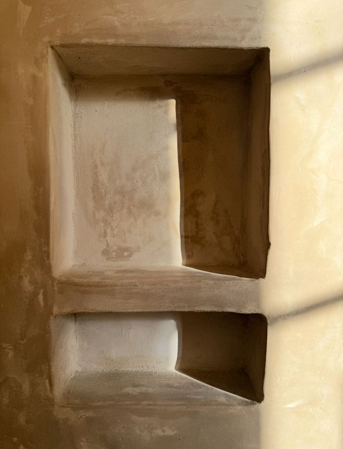 Recessed tadelakt shower niche detail