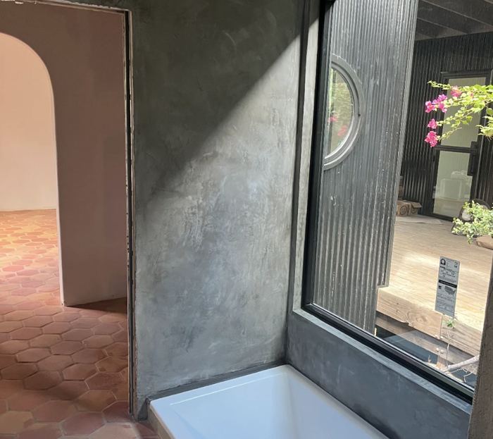 Charcoal grey tadelakt bathtub surround